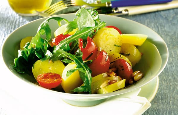 Kartoffelsalat mit Tomaten und Rucola