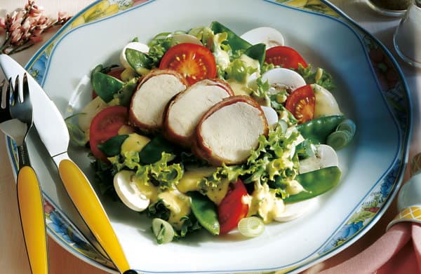 Gemischter Salat mit Honig-Senf-Dressing und Putenbrust