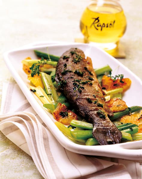 Thymian-Forelle auf Orangen-Sellerie-Gemüse